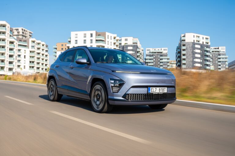 ¿Valen la pena los neumáticos específicos para vehículos eléctricos? Autobild prueba ambos, revelando hasta 70 km de autonomía adicional.